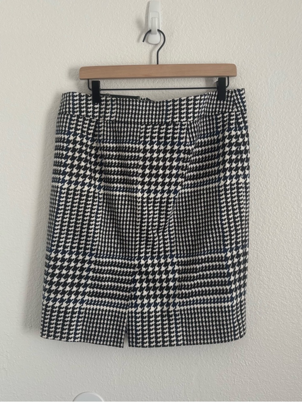 Michael Michael Kors Women's Size 12 Black/White Houndstooth Pencil Skirt - Picture 4 of 4